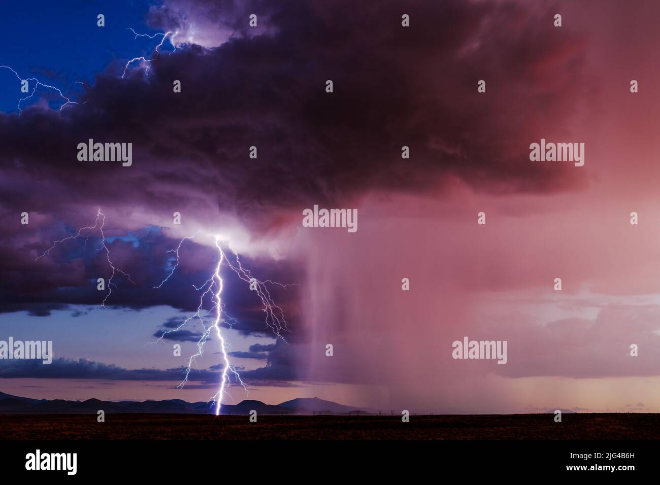 Relámpago al atardecer de una tormenta cerca de Flagstaff, Arizona Foto de stock