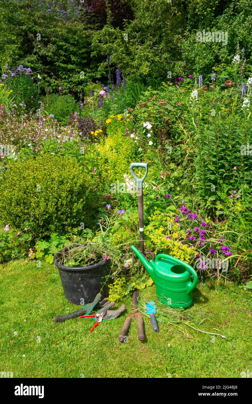 Herramientas de jardineria usadas fotografías e imágenes de alta resolución  - Alamy