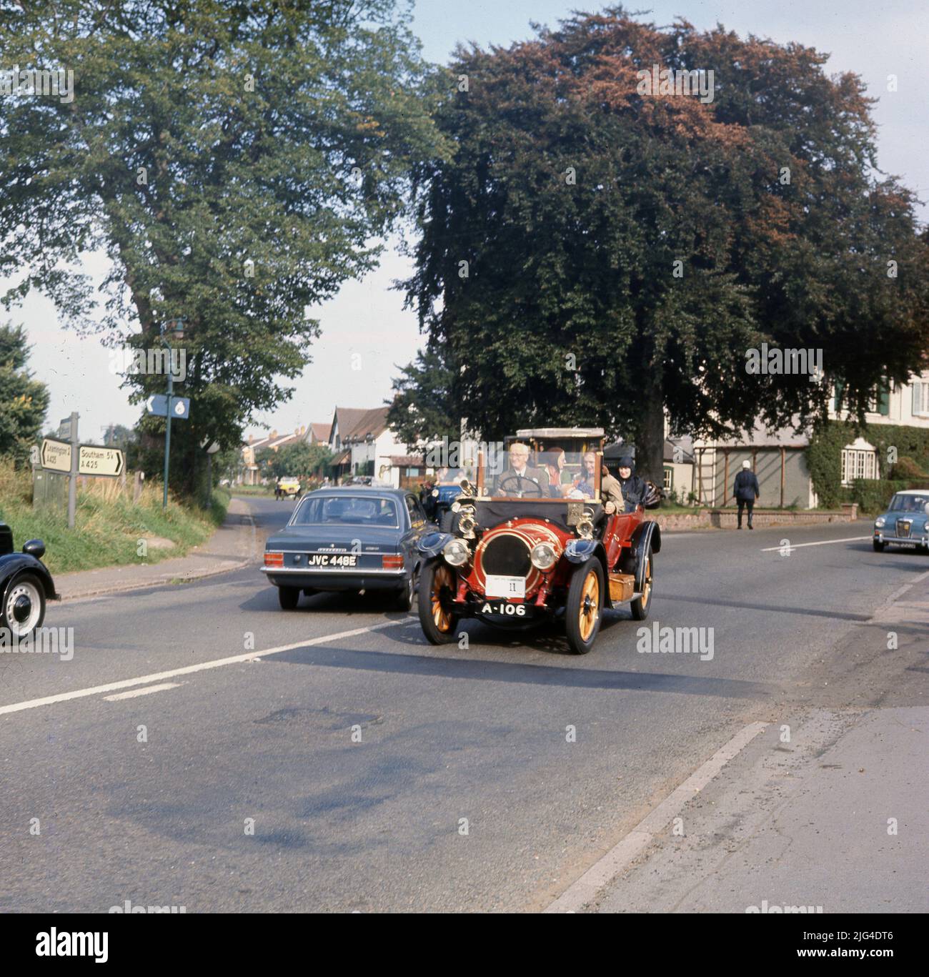 1970s, histórico, un coche de época, número placa A106, en una carretera cerca de, Southam, Warwickshire, Inglaterra, Reino Unido. Foto de stock