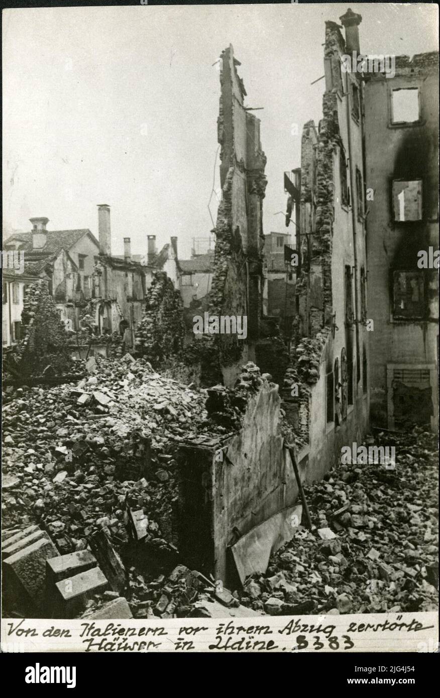 Los italianos destruyeron casas en Udine frente a su retirada. 5383 Foto de stock
