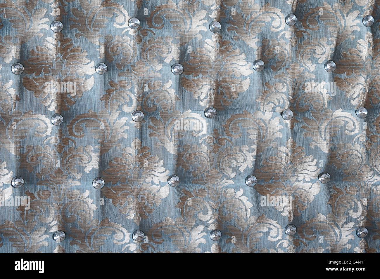 Vista frontal de tapicería de muebles antiguos con bordados y textura de botones de cristal Foto de stock