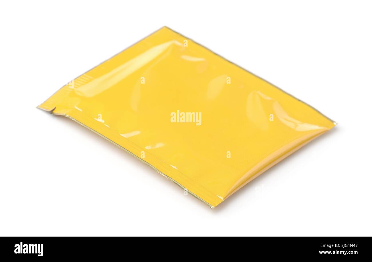 Bolsa de envoltorio de aluminio blanco amarilla aislada sobre blanco Foto de stock