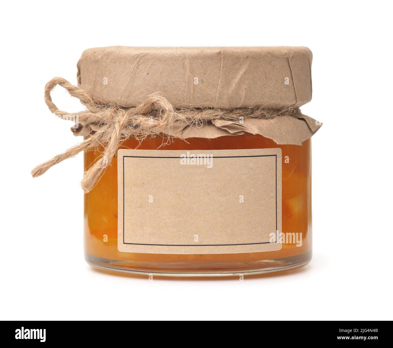 Vista frontal del tarro de mermelada naranja con etiqueta en blanco aislada sobre blanco Foto de stock