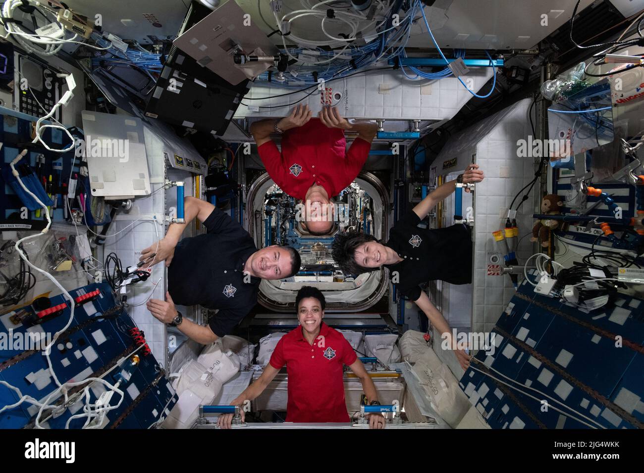 Expedición a la Estación Espacial Internacional 67 Ingenieros de Vuelo (en sentido horario desde abajo) Jessica Watkins, Kjell Lindgren, y Bob Hines, de la NASA, y Samantha Cristoforetti de la ESA, posan para un retrato dentro de sus cuartos individuales de la tripulación a bordo del spacelab en órbita, el 2 de julio de 2022 en órbita terrestre. Foto de stock