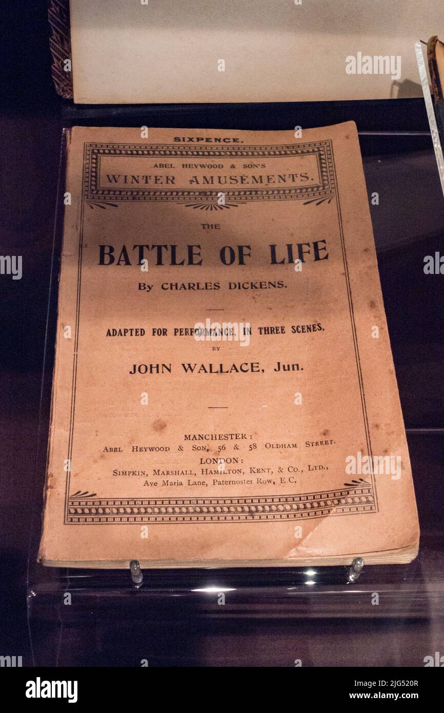 Una copia de 'La Batalla de la Vida' de Charles Dickens adaptada para una obra de John Wallace en exhibición en el Reino Unido. Foto de stock