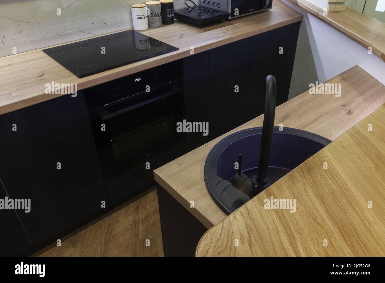 fregadero negro en la cocina, primer plano Foto de stock