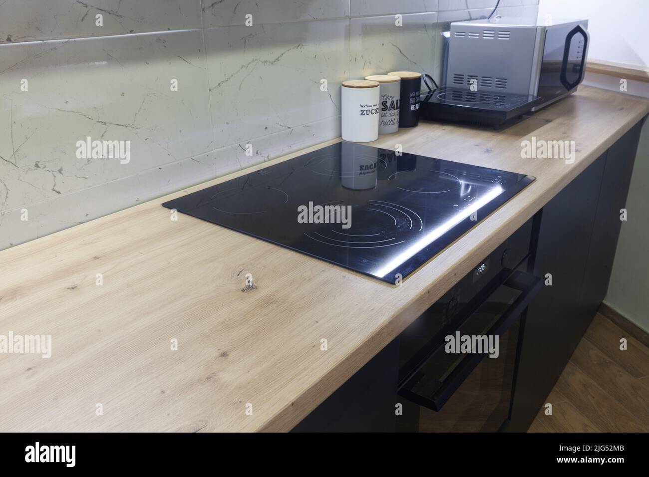 superficie de trabajo de madera en la cocina, primer plano Foto de stock
