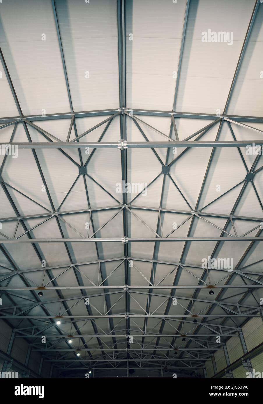 construcción de acero del techo de la sala con paneles aislantes Foto de stock