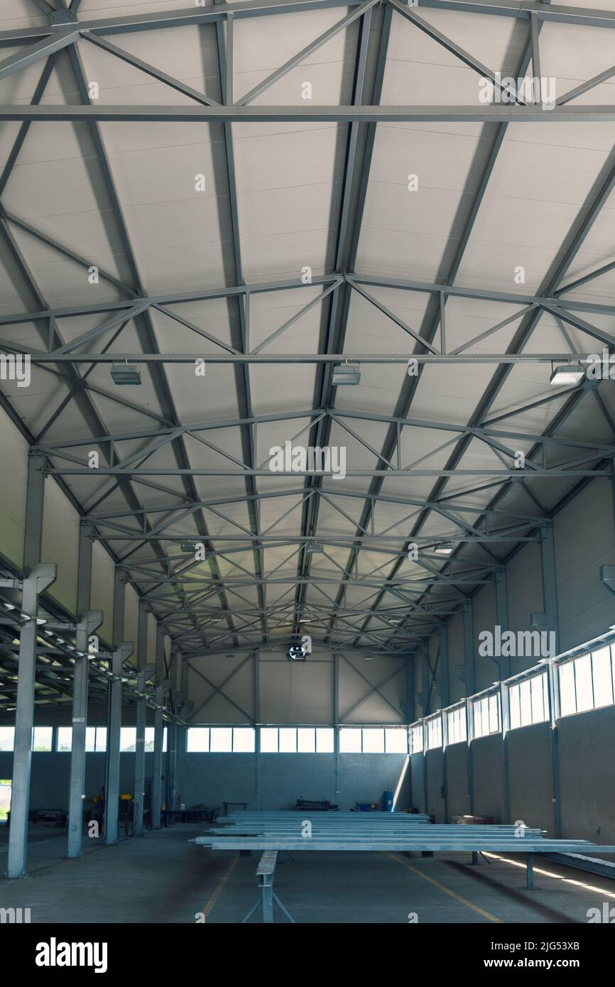 construcción de acero del techo de la sala con paneles aislantes Foto de stock