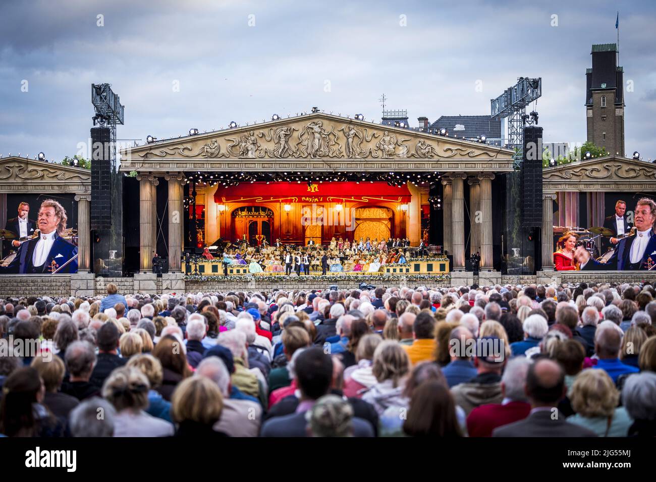2022-07-07 21:18:33 MAASTRICHT - violinista Andre Rieu durante un concierto en el Vrijthof. Es el comienzo de toda una serie de conciertos en la plaza de Maastricht. ANP KIPPA MARCEL VAN HOORN holanda Out - bélgica Out Foto de stock