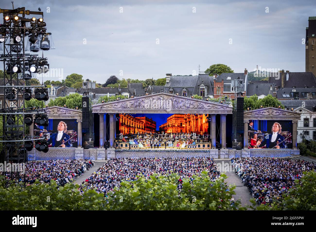 2022-07-07 21:23:32 MAASTRICHT - violinista Andre Rieu durante un concierto en el Vrijthof. Es el comienzo de toda una serie de conciertos en la plaza de Maastricht. ANP KIPPA MARCEL VAN HOORN holanda Out - bélgica Out Foto de stock
