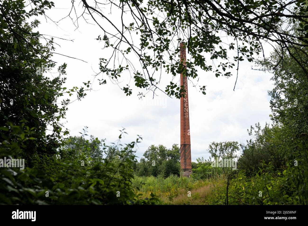 Chimenea histórica de la antigua fábrica de ladrillo Canoy-Herfkens en Tegelen, monumento oficial, Países Bajos Foto de stock