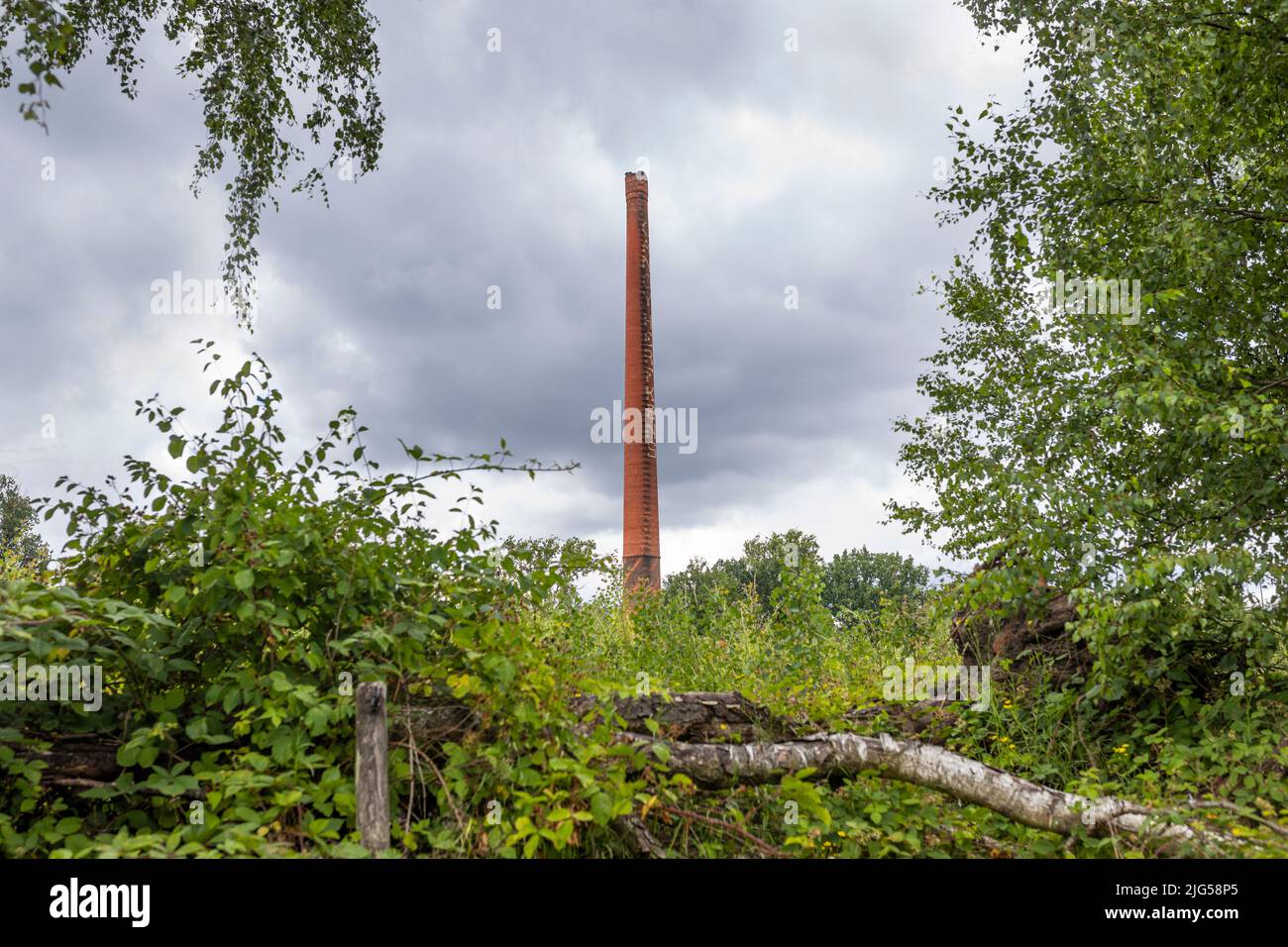Chimenea histórica de la antigua fábrica de ladrillo Canoy-Herfkens en Tegelen, monumento oficial, Países Bajos Foto de stock