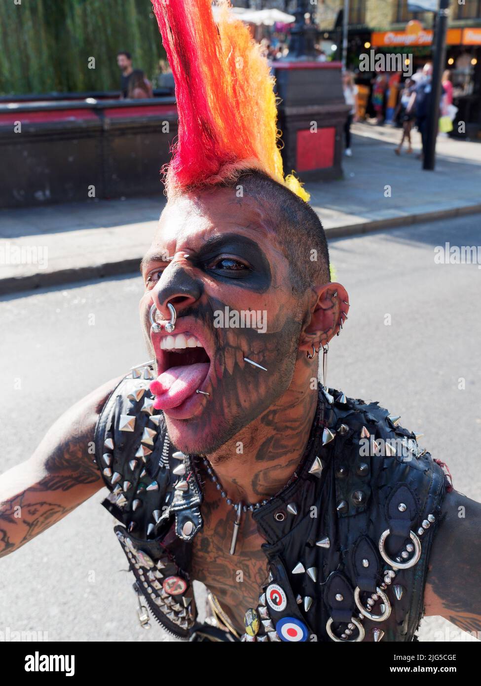 Foto de primer plano de Zombiepunk Uno de los punks de Camden en el puente Lock sobre el Canal Regents en Londres Foto de stock