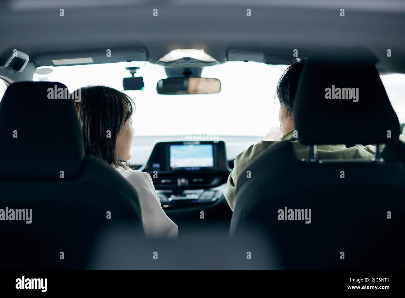 Una pareja japonesa que lleva juntos un viaje en coche Foto de stock