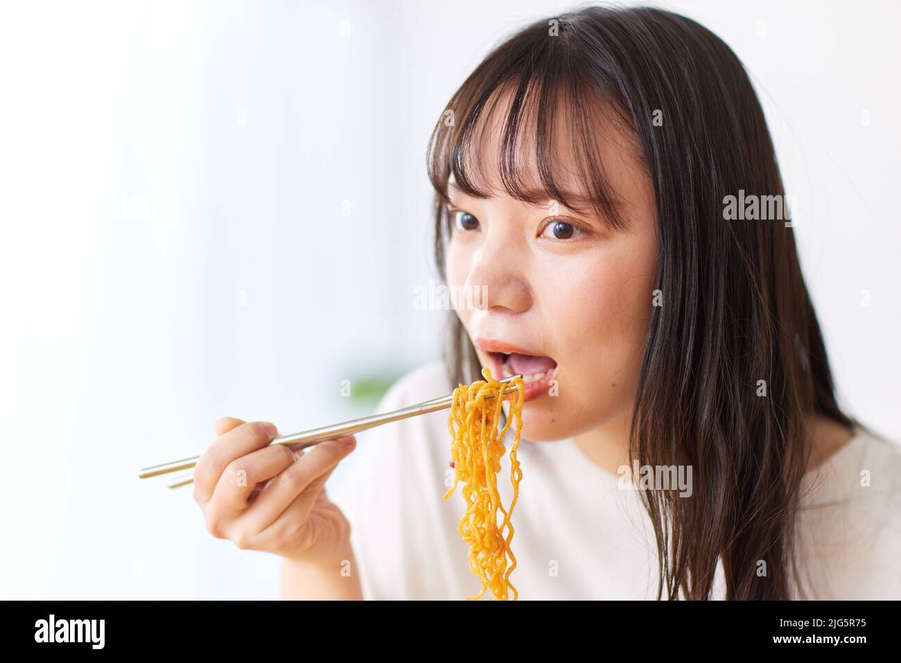 Joven japonesa disfrutando de una comida Foto de stock