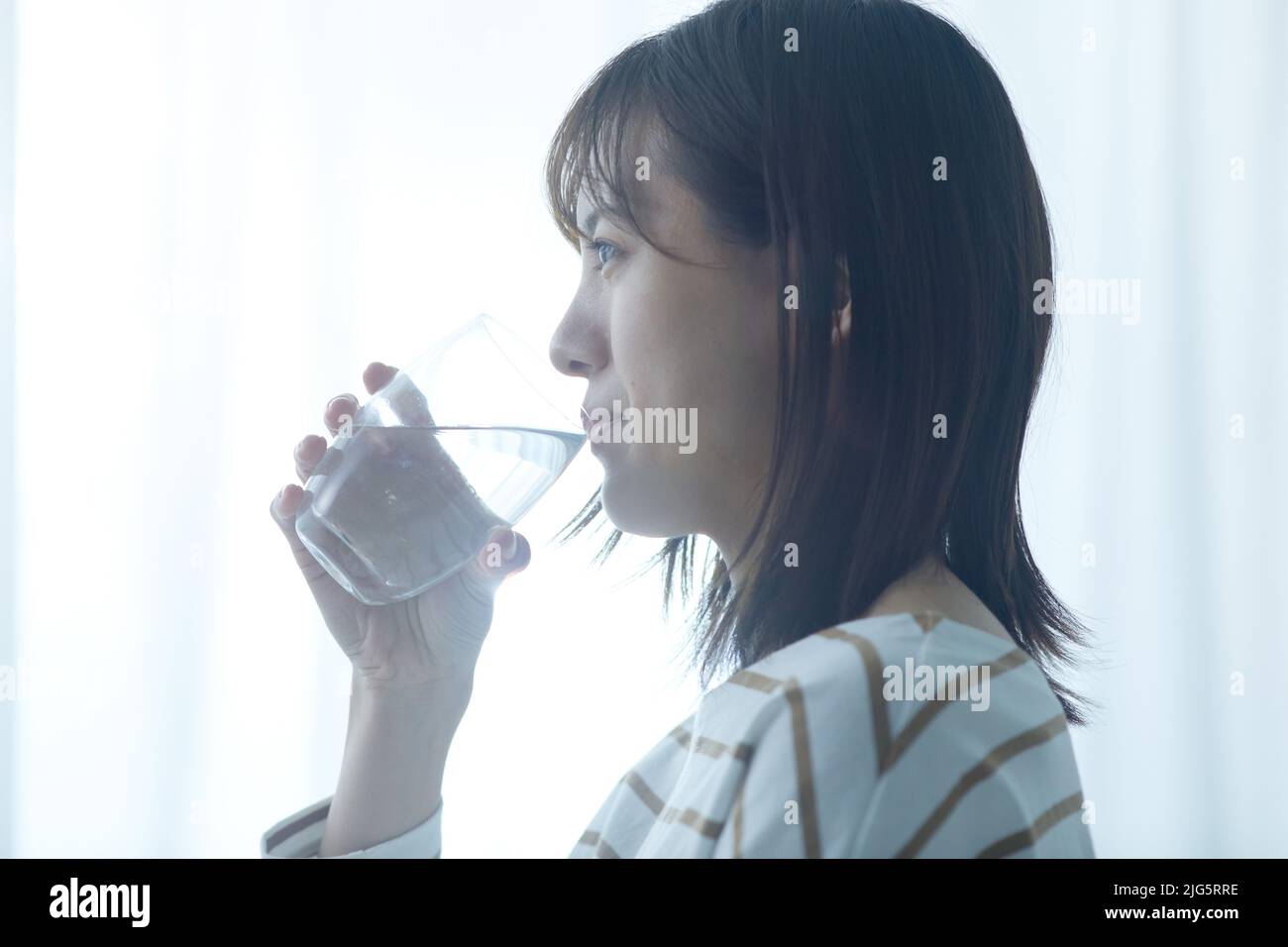 Mujer japonesa que bebe agua Foto de stock