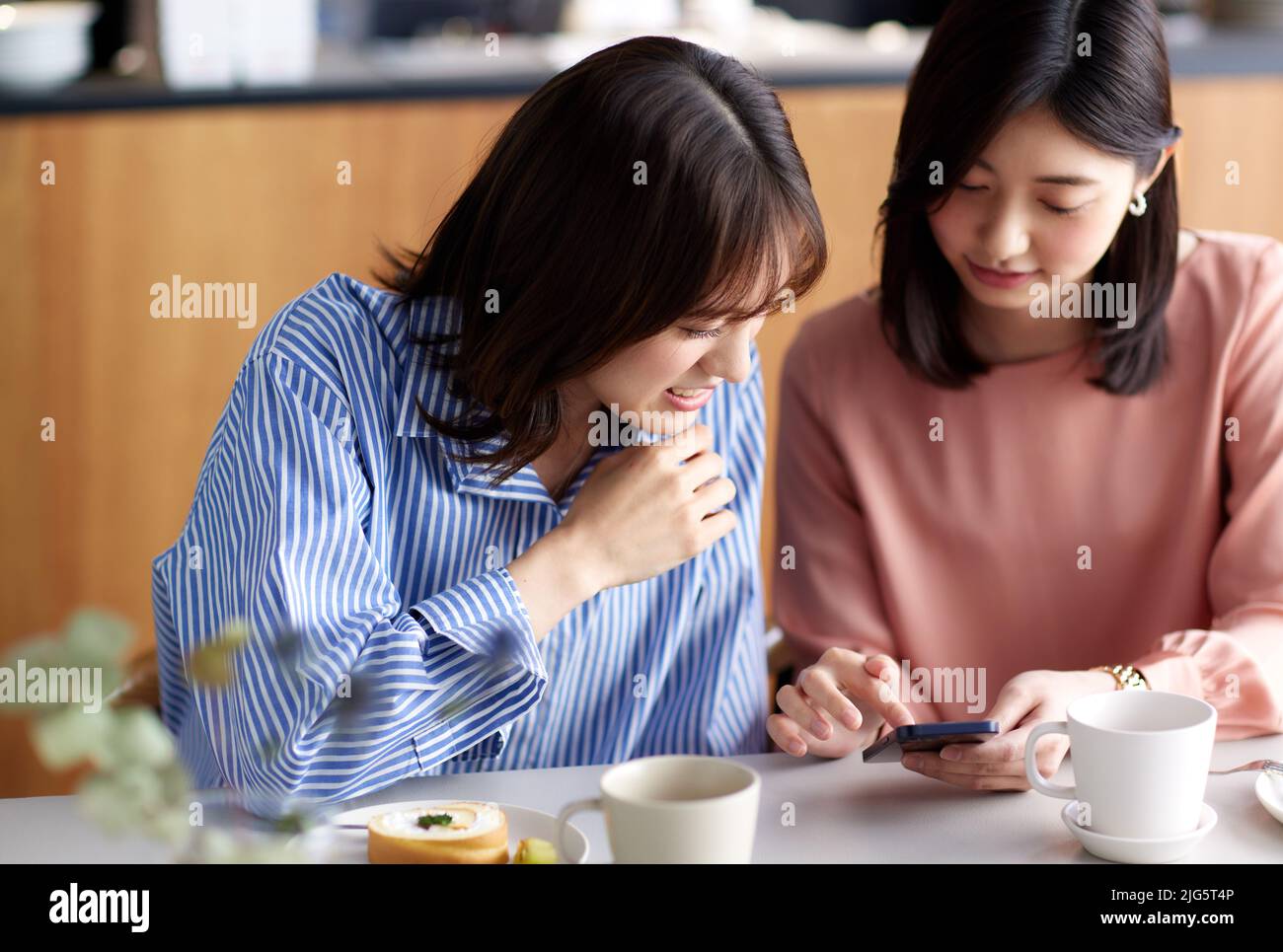 Las mujeres japonesas en un café Foto de stock