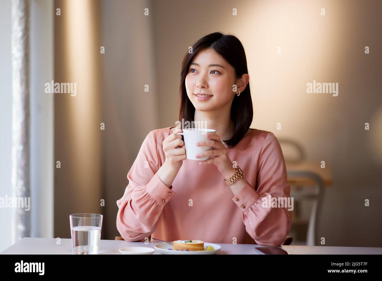 Mujer japonesa en un café Foto de stock