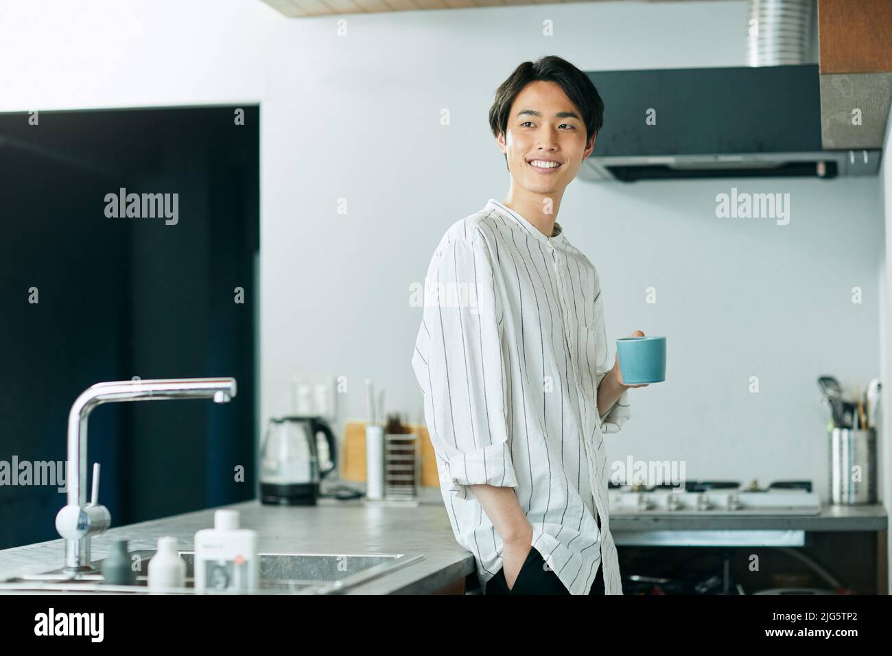 Hombre japonés en la cocina Foto de stock