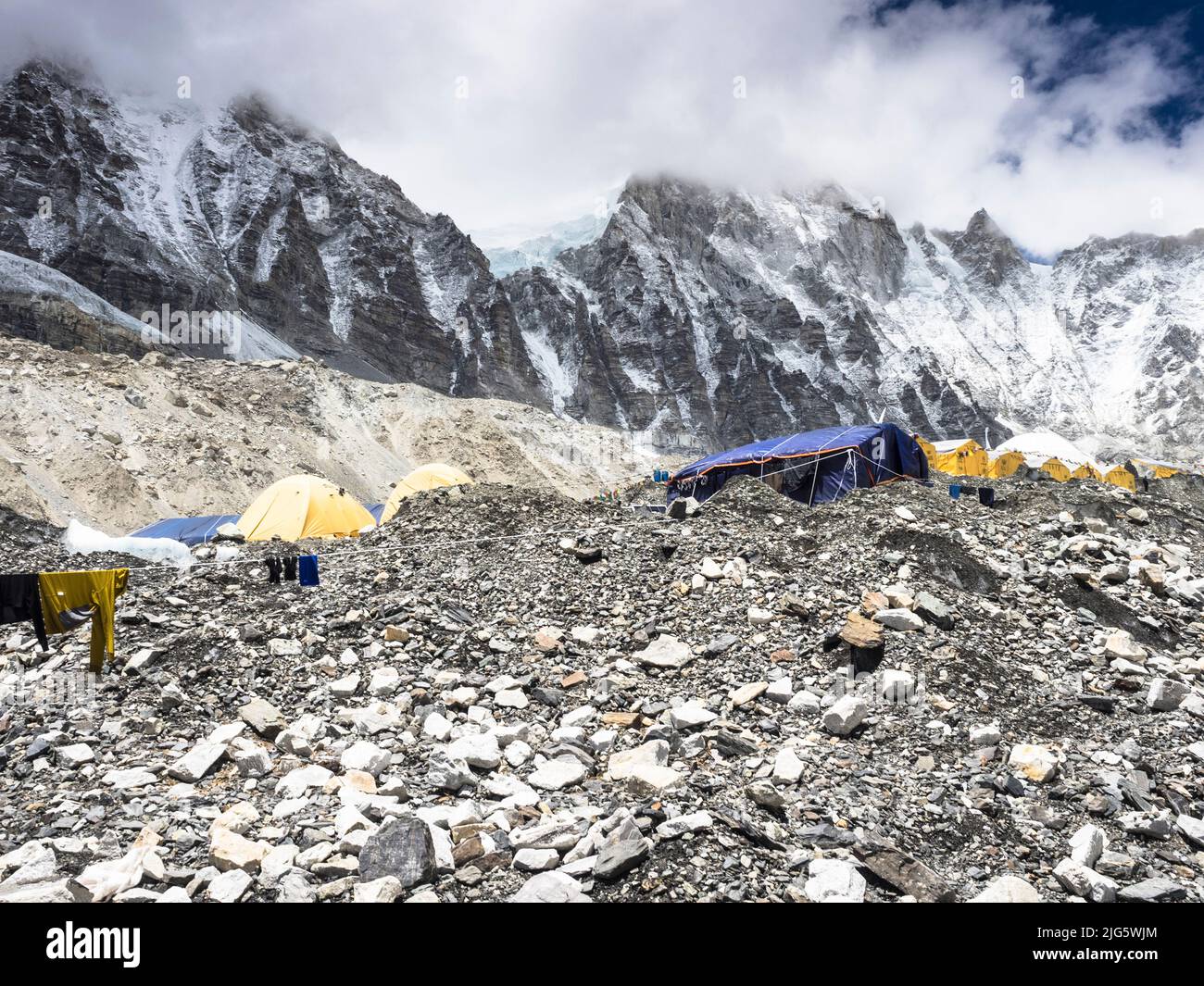 Tiendas de campaña del Everest Campo base en el glaciar Khumbu derretido. Foto de stock