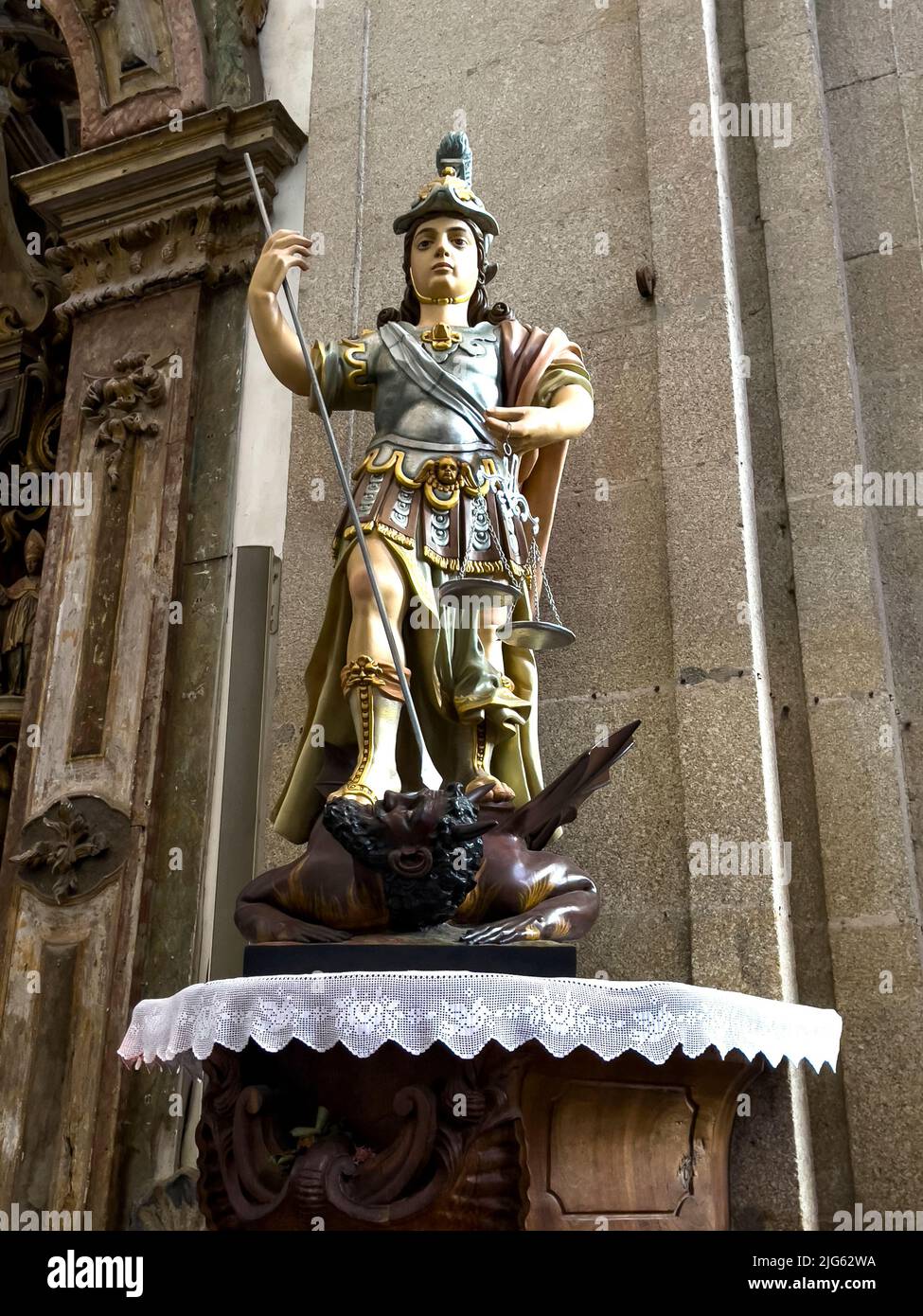 Estatua de san Miguel en el monasterio de San Miguel de Refojos (Sao Miguel de Refojos) fue construido en 1755 en estilo barroco para los Benedictinos OR Foto de stock