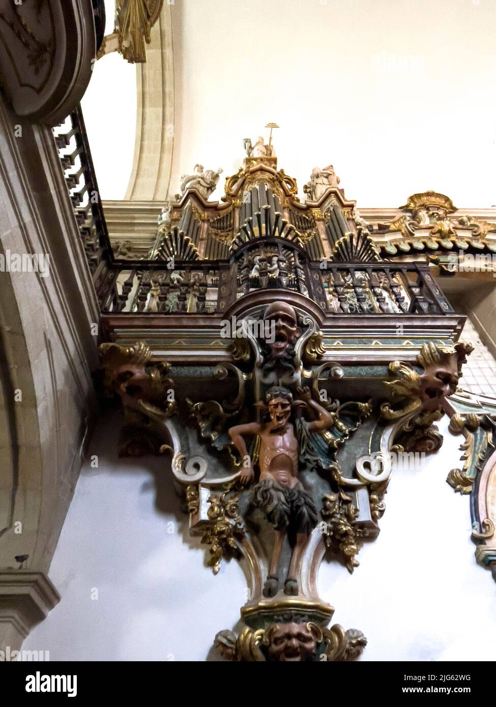 El órgano de la pipa del monasterio de San Miguel de Refojos (Sao Miguel de Refojos) fue construido en 1755 en estilo barroco para la Orden Benedictina, en la t Foto de stock