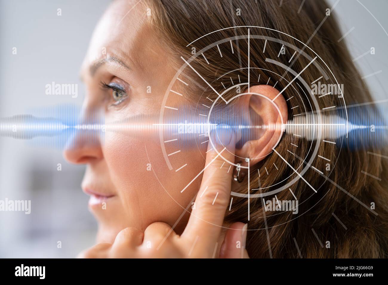 Ayuda auditiva y cuidado de personas sordas. Foto del oído Foto de stock