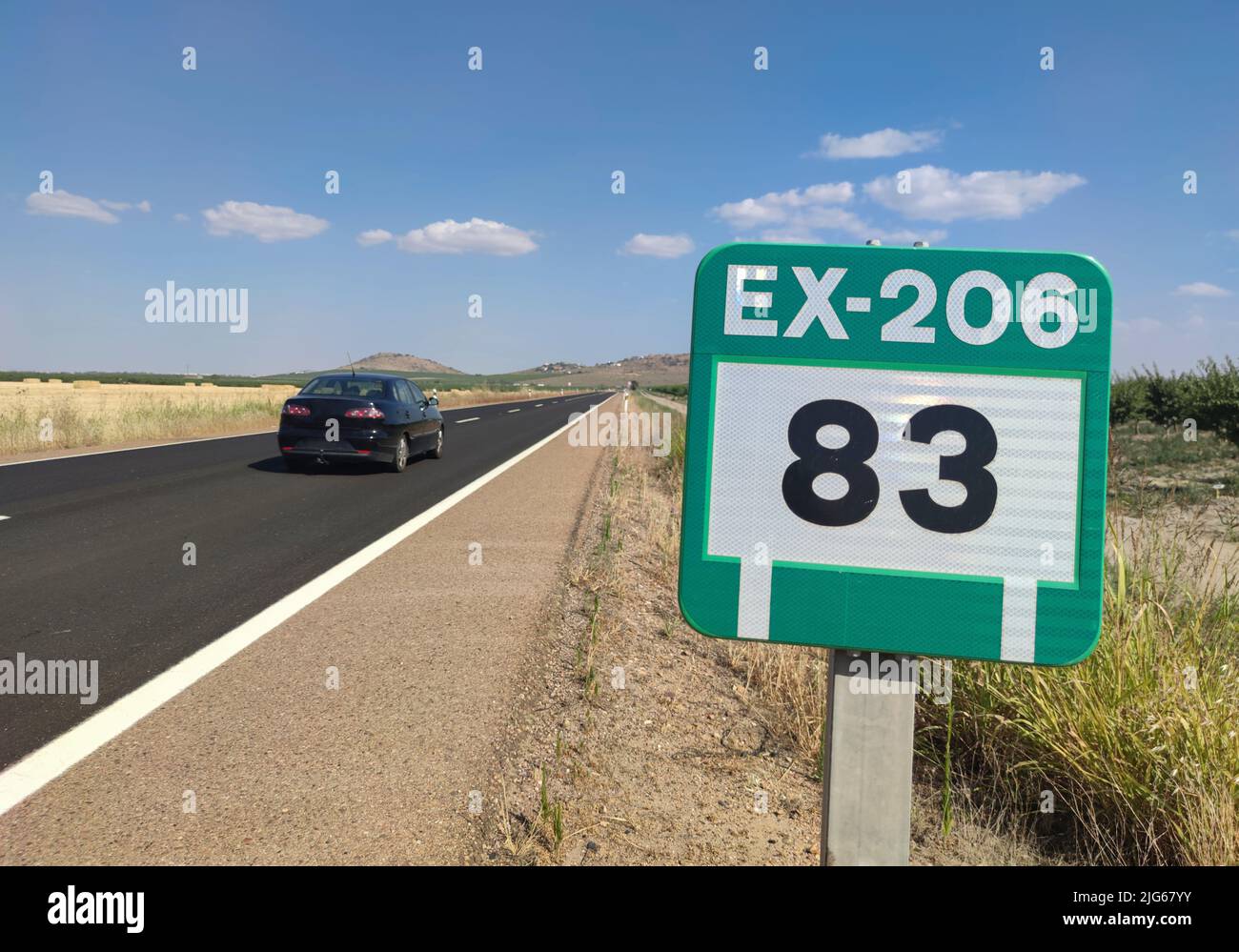 CARRETERA DE la EX-303. Carretera interregional que se extiende desde Cáceres hasta Villanueva de la Serena, Extremadura, España Foto de stock