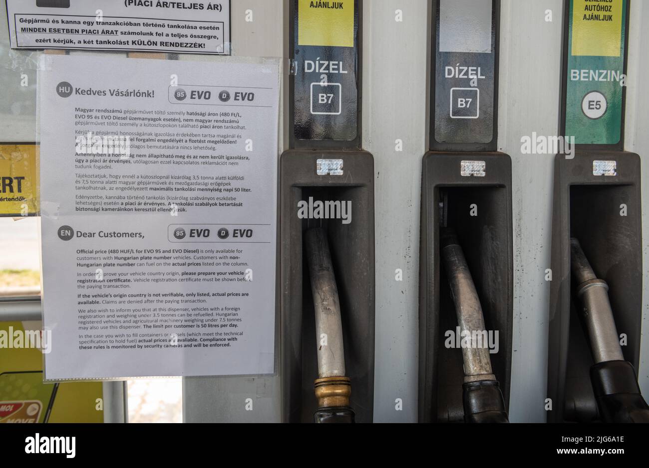 Szeged, Hungría – 7 de julio de 2022. Notificación sobre la bomba de gasolina de la estación de gasolina MOL en Szeged, Hungría, diciendo que el gas a precio oficial de 480 HUF es Foto de stock