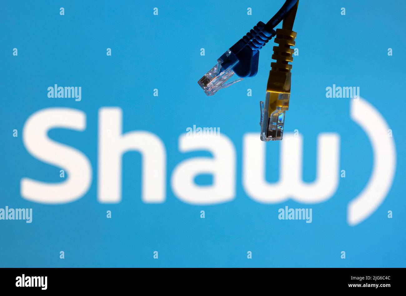 Los cables se ven delante del logotipo de Shaw Communications
