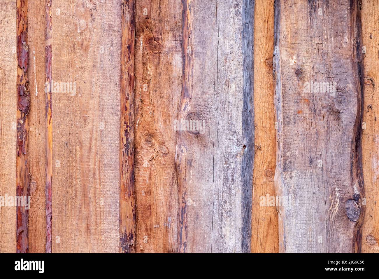 Madera de pino Pared antigua de tablas de madera una encima de la otra  Fotografía de stock - Alamy