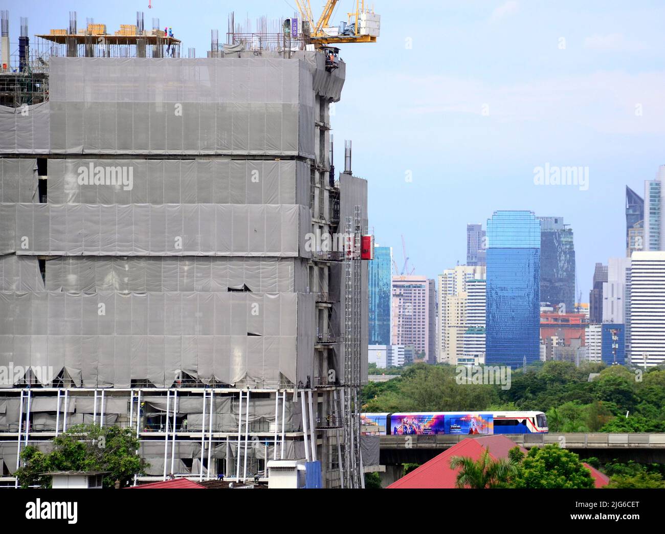 El horizonte de Bangkok se está transformando a medida que continúa el importante desarrollo inmobiliario en el centro de Bangkok, Tailandia, Asia, a pesar de la desaceleración causada por Covid 19. Foto de stock