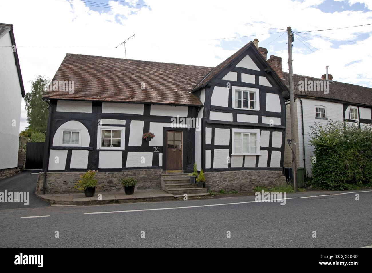 Casas medievales de madera en blanco y negro en el pueblo medieval de Pembridge en Arrow Valley Herefordhire UK Foto de stock