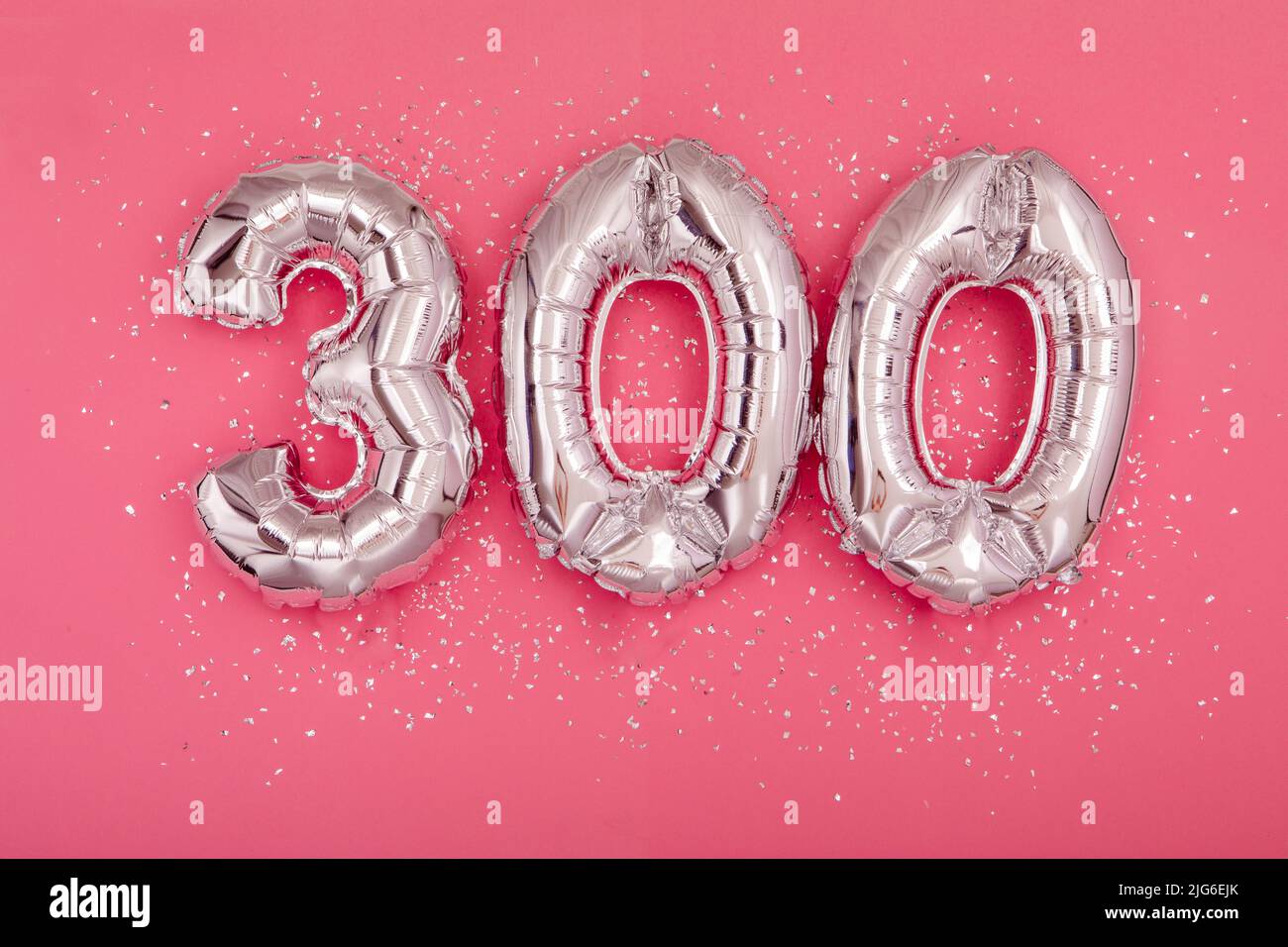 Globo de plata mostrando el número 300 trescientos de fondo rosa Foto de stock
