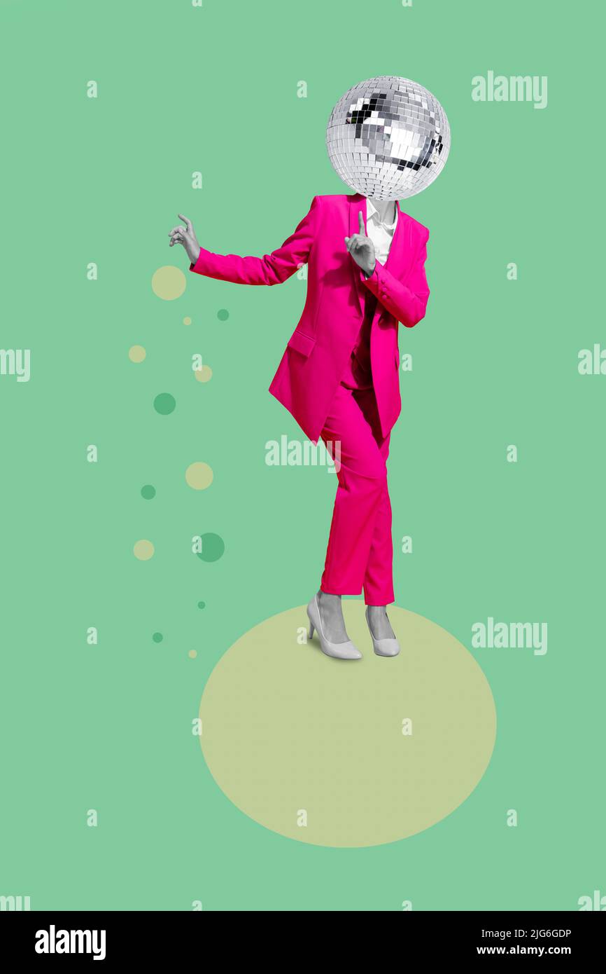 Foto collage vertical de emocionada chica despreocupada bailando enorme bola disco en lugar de cabeza aislada sobre fondo pintado Foto de stock