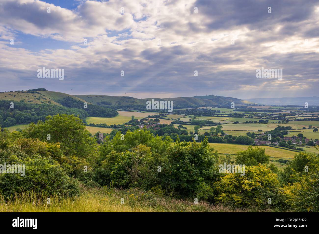 Hermosas vistas al oeste sobre el pueblo de Poynings desde Devils Dyke hasta el anillo Chanctonbury en el sur hacia abajo en el oeste de Sussex, sudeste de Inglaterra, Reino Unido Foto de stock