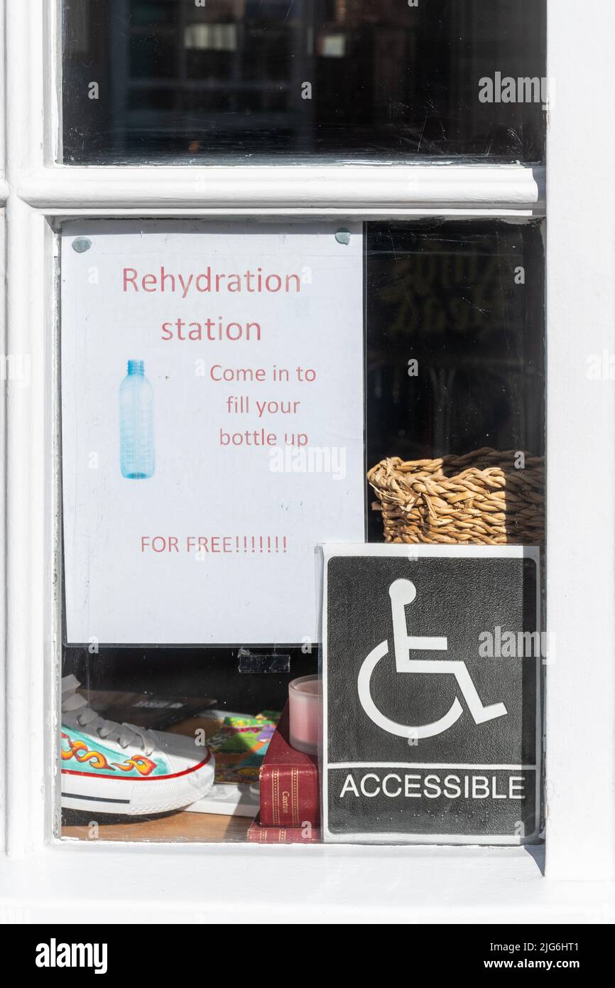 Estación de rehidratación, aviso en la ventana de la tienda que invita a la gente a entrar y llenar su botella de agua, el negocio de reducción de un solo uso de plástico, Reino Unido Foto de stock