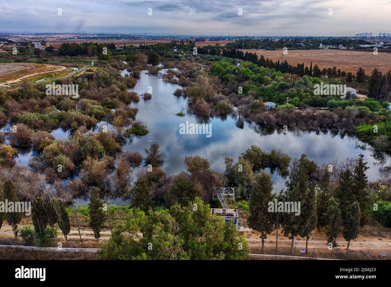 Vista aérea de Antipatris / Reserva natural Tel Afek que se encuentra en las fuertes fuentes perennes del río Yarkon, que a lo largo de la historia ha creado Foto de stock