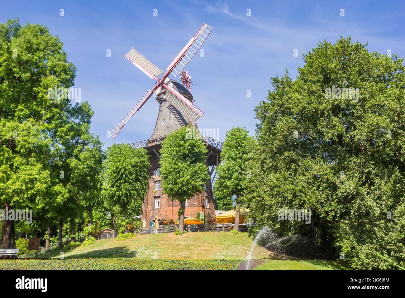 Histórico molino de viento en el parque de la ciudad hanseática de Bremen, Alemania Foto de stock