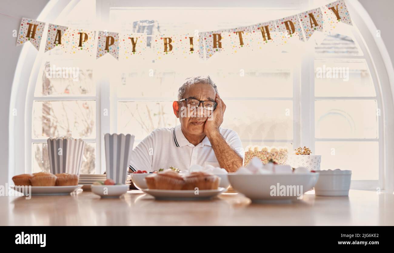 La soledad es mi cosa menos favorita sobre la vida. Disparo de un hombre mayor que parecía infeliz mientras celebraba su cumpleaños solo en casa. Foto de stock