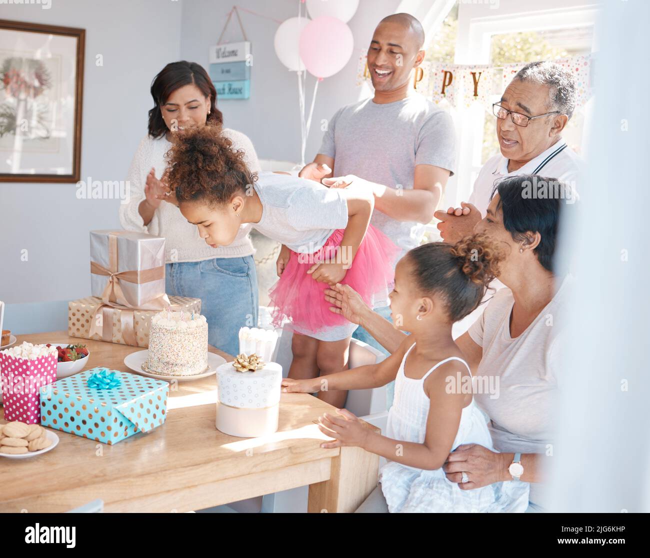 Nos damos vuelta no más viejo con años, pero más nuevo cada día. Fotografía de una familia feliz celebrando un cumpleaños en casa. Foto de stock