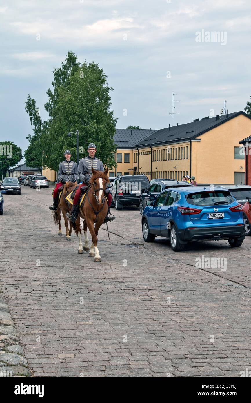Dos soldados de caballería histórica con los caballos, Lappeenranta Finlandia Foto de stock