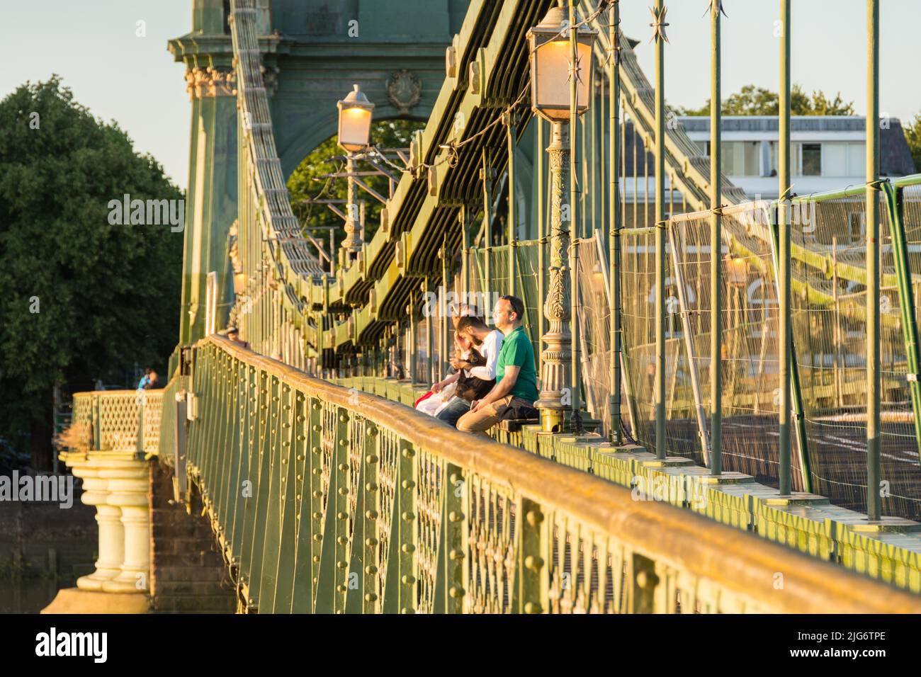 Sunseekers en el puente colgante Hammersmith en el oeste de Londres, Inglaterra, Reino Unido Foto de stock