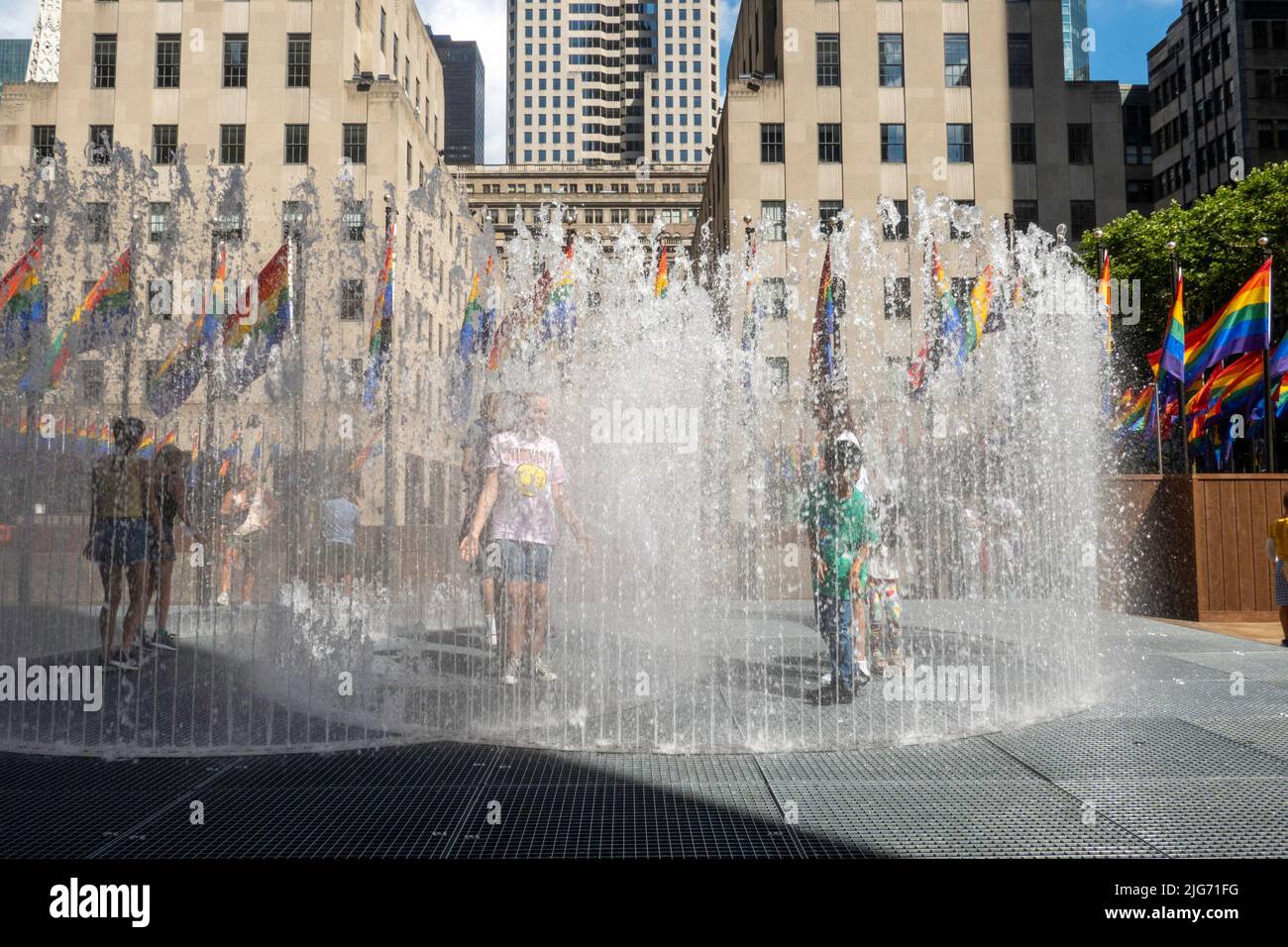 'Changing Spaces' es una instalación de arte público interactivo de Jeppe Hein en el Center Plaza del Rockefeller Center, Nueva York, EE.UU. 2022 Foto de stock