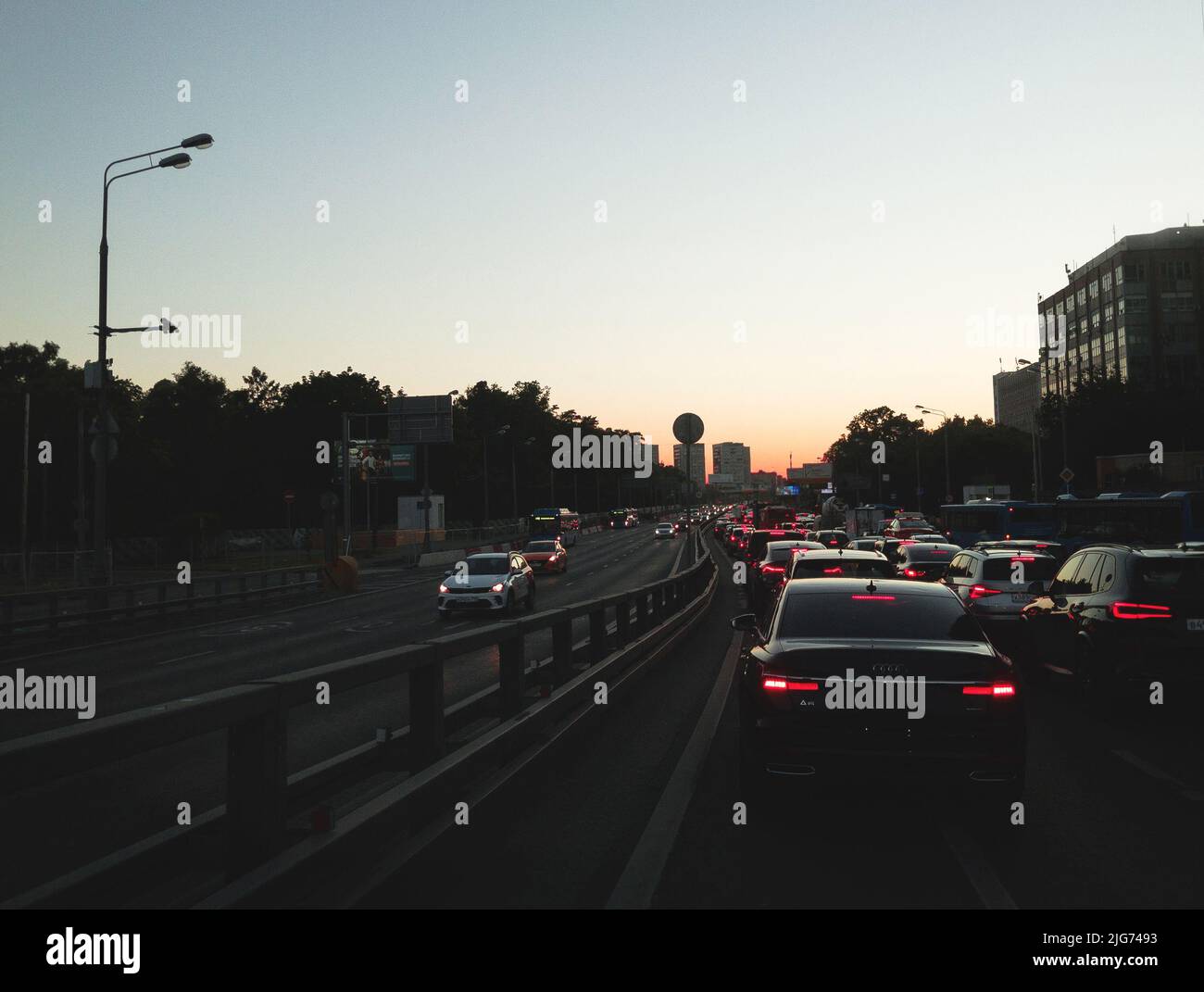 Moscú, Rusia: El tráfico atascado por la tarde entra en la puesta del sol Foto de stock