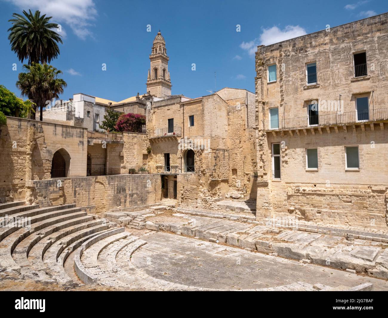 Antiguas ruinas romanas de un teatro bien conservado en la ciudad de Apulia de Lecce, en el sur de Italia Foto de stock