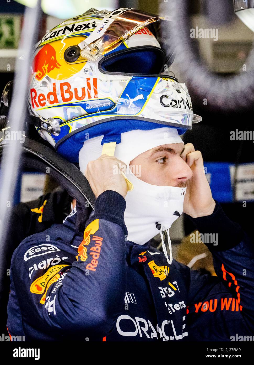 SPIELBERG - Max Verstappen (Red Bull) se pone su casco especialmente diseñado en la botita durante la práctica 1 antes del Gran Premio de Austria F1 en el Red Bull Ring el 8 de julio de 2022 en Spielberg, Austria. ANP SEM VAN DER WAL Crédito: ANP/Alamy Live News Foto de stock