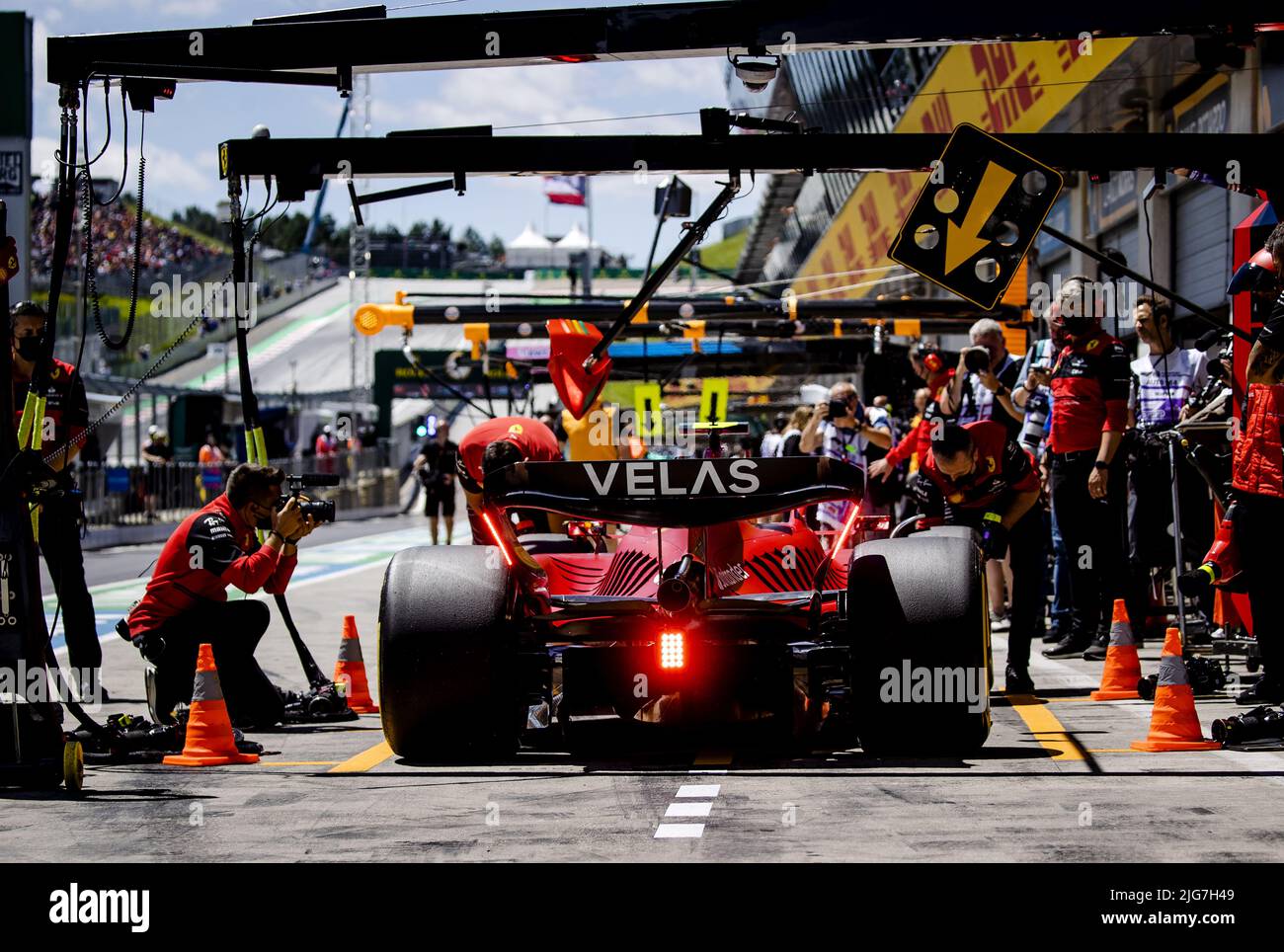 SPIELBERG - Carlos Sainz (55) con el Ferrari en la pista de boxes durante la práctica 1 antes del Gran Premio de Austria F1 en el Red Bull Ring el 8 de julio de 2022 en Spielberg, Austria. ANP SEM VAN DER WAL Crédito: ANP/Alamy Live News Foto de stock