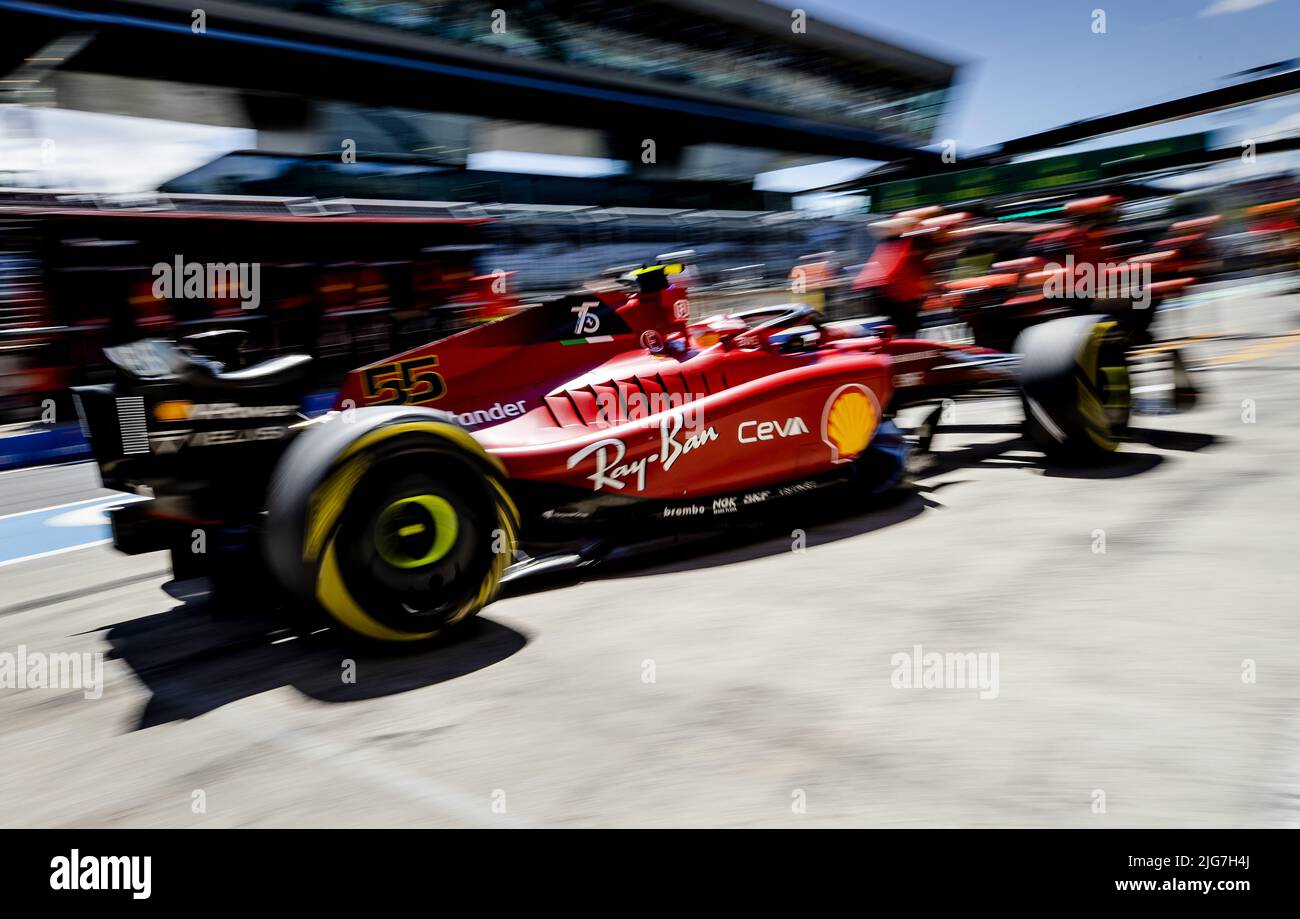 SPIELBERG - Carlos Sainz (55) con el Ferrari en la pista de boxes durante la práctica 1 antes del Gran Premio de Austria F1 en el Red Bull Ring el 8 de julio de 2022 en Spielberg, Austria. ANP SEM VAN DER WAL Crédito: ANP/Alamy Live News Foto de stock